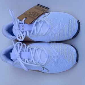 White and Tan Athletic Shoes with Breathable Mesh and Cushioned Sole